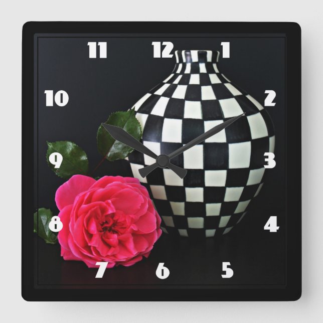 Pink Rose and a Checkered Vase Quadratische Wanduhr (Vorderseite)