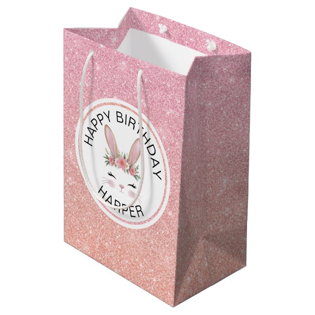 Pink Rose Glitzer Happy Birthday Bunny Girl Party Mittlere Geschenktüte (Rückseite Schrägansicht)