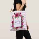 Pink Rose & Poppy Bouquet Bridesmaid Tasche<br><div class="desc">Eine Tasche, die mit einem Monogramm-Buchstaben auf der Rückseite personalisiert ist, und das Wort Bridesmaid auf der Vorderseite. Mit einem kleinen rosa Herz. Die Einrichtung besteht aus einem Blumenstrauß, das aus hellrosa Rose und dunkelrosa Pappeln mit vielen grünen Blätter besteht. Ein überlagerter Rahmen, der den personalisierten Text hineinlegt. Der Hintergrund...</div>