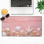 Pink Rustic Wood Beach Seashells Personalisierter  Schreibtischunterlage<br><div class="desc">Pink Rustic Wood Beach Seashells Personalisiert Name Desk Mat verfügt über Muscheln auf einem rustikalen rosa Holzhintergrund mit Ihrem personalisierten Namen in einer modernen Kalligraphie Schrift Typografie. Perfektes Geschenk für Geburtstag,  Weihnachten,  Muttertag,  Großeltern,  Ehefrau,  Freundin,  Partnerin,  beste Freunde,  Arbeitskollegen und vieles mehr. Entworfen von ©Evco Studio www.zazzle.com/store/evcostudio</div>