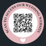 Pink Scan to access Wedding Website Herz QR Code Runder Aufkleber<br><div class="desc">Hochzeitswebsite QR-Code Aufkleber in schwarz,  rosa und weiß mit gekrümmtem Text und einem weißen Herz. Niedlicher,  schwarzer,  rosa und weißer QR-Code für Hochzeiten.</div>