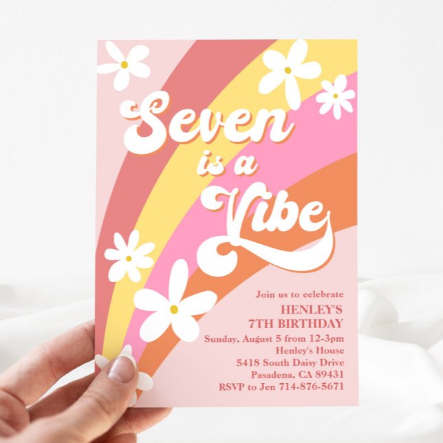 Pink Seven is a Vibe Retro Daisy Rainbow Birthday Einladung (Von Creator hochgeladen)