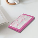 Pink silber Glitzer Staubmonogramm Trifold Geldbörse<br><div class="desc">Ein stilvolles Imitat silbermetallisch anmutender Hintergrund. Mit rosa Imitaten dekoriert,  Glitzer Staub. Personalisieren Sie Ihren Namen und fügen Sie ihn hinzu. Der Name wird mit einem handgeschriebenen Stilskript geschrieben.</div>