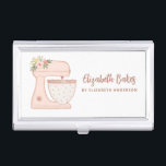 Pink Simple Mixer Floral Cake Bäckerei Visitenkarten Dose<br><div class="desc">Ein niedlicher rosafarbener Kuchenmischer mit Blume schmückt dieses Bäckchen mit Visitenkarte. Personalisieren Sie es mit Ihrem Namen und Geschäftsinformationen. Ein idealer Ort,  um Ihre Visitenkarten zu speichern. Entworfen für Sie von BlackBerry Boulevard.</div>