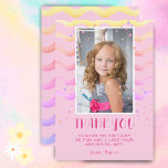 Pink Stars Waves Birthday Kids Girl Foto Dankeskarte<br><div class="desc">Farbenfrohe rosa Sterne und Wellen Geburtstag Kinder Mädchen Foto Danke Karte. Niedlich rosa Geburtstag danke Ihnen Karte für Ihre Freunde und Familie. Laden Sie Ihr Foto hoch und personalisieren Sie die Karte mit Ihrem Namen und Text. Die Karte hat farbenfrohe Sterne und Wellen. Großartig wie danke Karte für Mädchen.</div>