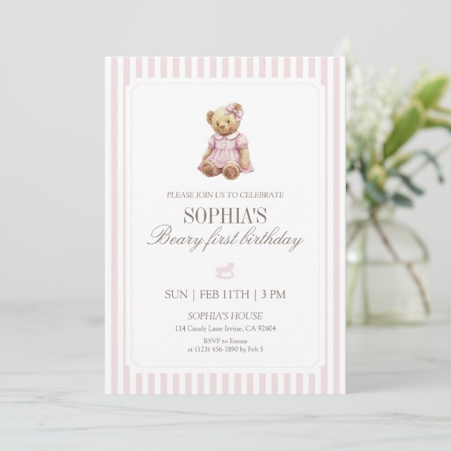 Pink Stripe Beary First Birthday Girl Teddy Bear Einladung (Stehend Vorderseite)