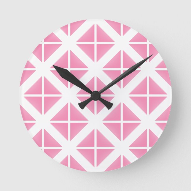 Pink Trendy Triangle Pattern Runde Wanduhr (Vorderseite)