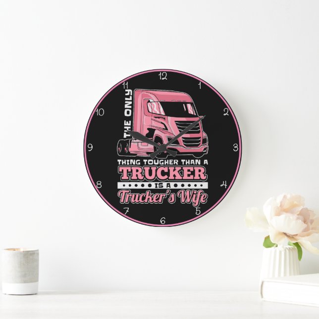 Pink Trucker Ehefrau: Die härteste aller Zeiten Große Wanduhr (Zuhause)