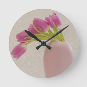 Pink Tulips And Lace Runde Wanduhr