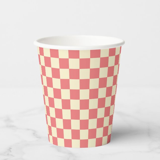 Pink und Beige Checkerboard Pappbecher (Vorderseite)