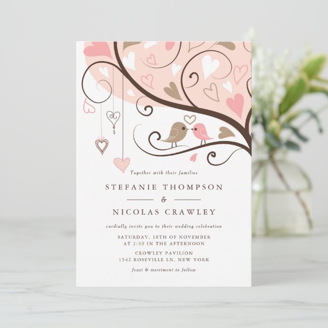 Pink und Brown Whimsical Lovebirds Hochzeit Einladung (Stehend Vorderseite)