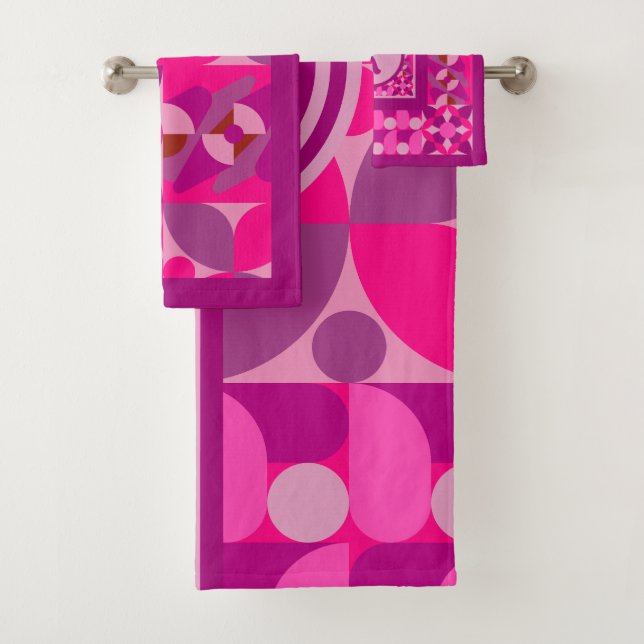 Pink und Burgundy Geometric Bauhaus Style Badhandtuch Set (Insitu)