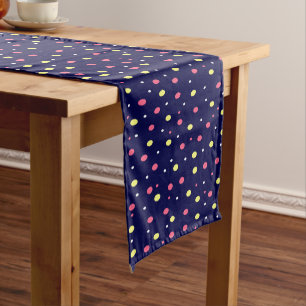 Pink und Gelb Polka Punkte auf Navy Blue Kurzer Tischläufer