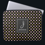 Pink und Gold Foil Polka Dot Muster Monogram Laptopschutzhülle<br><div class="desc">Rosa,  Schwarz und Imitate Gold Foil Polka Dot Muster Elegant Monogram Case. Dieser Fall kann so angepasst werden,  dass er Ihren ursprünglichen und vollständigen Namen enthält.</div>