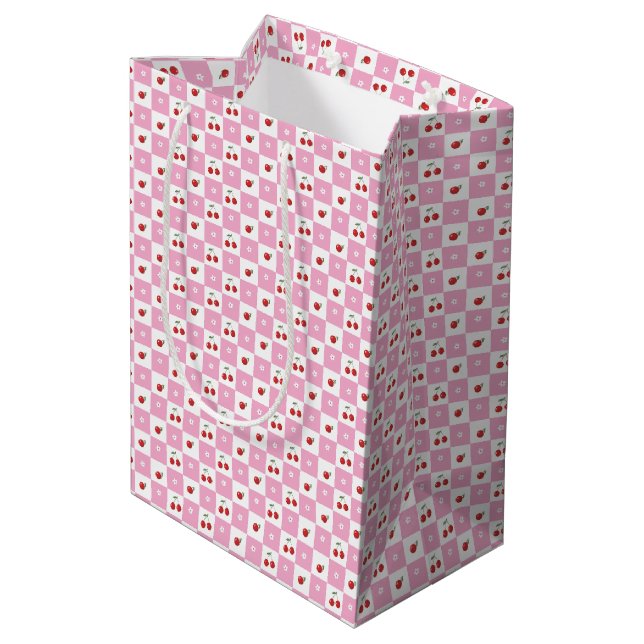 Pink und White Gingham Pattern Kirschen Geschenkta Mittlere Geschenktüte (Rückseite Schrägansicht)