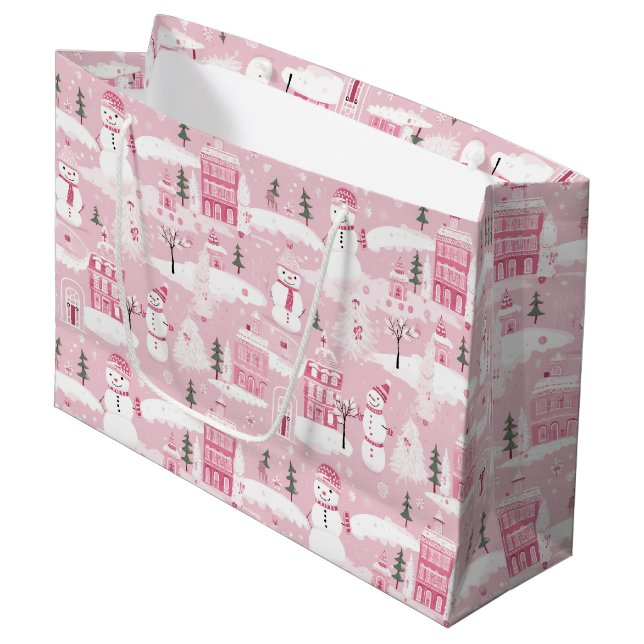Pink Village Snowy Christmas  Große Geschenktüte (Vorderseite Schrägansicht)