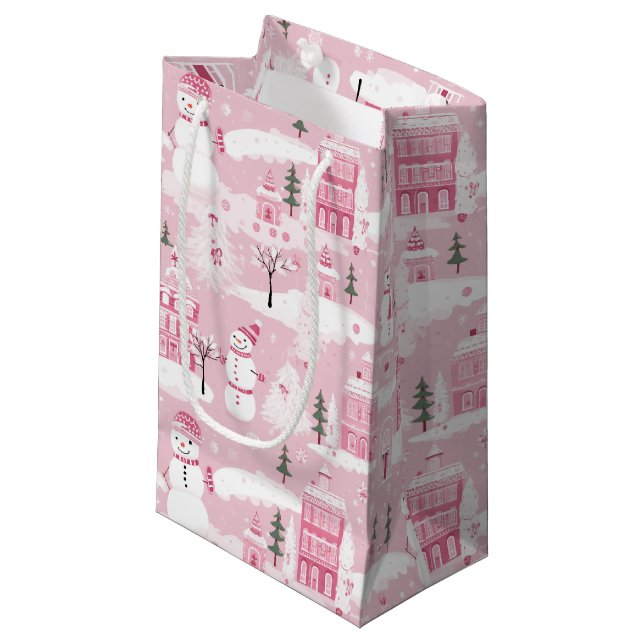 Pink Village Snowy Christmas  Kleine Geschenktüte (Vorderseite Schrägansicht)