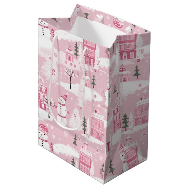 Pink Village Snowy Christmas  Mittlere Geschenktüte (Vorderseite Schrägansicht)