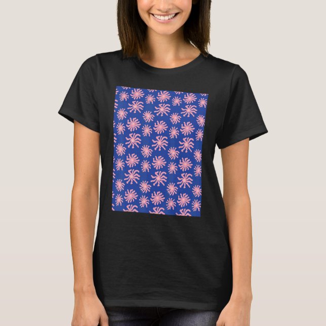 Pink Warped Daisy Wavy Flower Pattern on Cobalt Bl T-Shirt (Vorderseite)