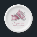 Pink Watercolor Kinderschuhe Es ist eine Girl Baby Pappteller<br><div class="desc">Mit diesen individuell gestaltbaren Baby-Dusche-Papier-Tellern laden wir Sie zu Ihrer Veranstaltung ein. Es zeigt Aquarellbilder von anmutigen pinkfarbenen Hintern. Personalisieren Sie diese,  indem Sie Ihre Daten hinzufügen. Diese rosa Teller mit Babydusche sind perfekt geeignet für die Dusche eines Mädchens.</div>