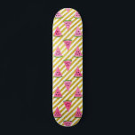 Pink Watermelon und Gelber Streifen Sommermuster Skateboard<br><div class="desc">Niedlich rosa Wassermelone und gelber Streifen Sommermuster. Dieses Fun Pink Watermelon mit Black Seeds Fruit Print ist perfekt für einen Sommer Geburtstag Geschenk.</div>