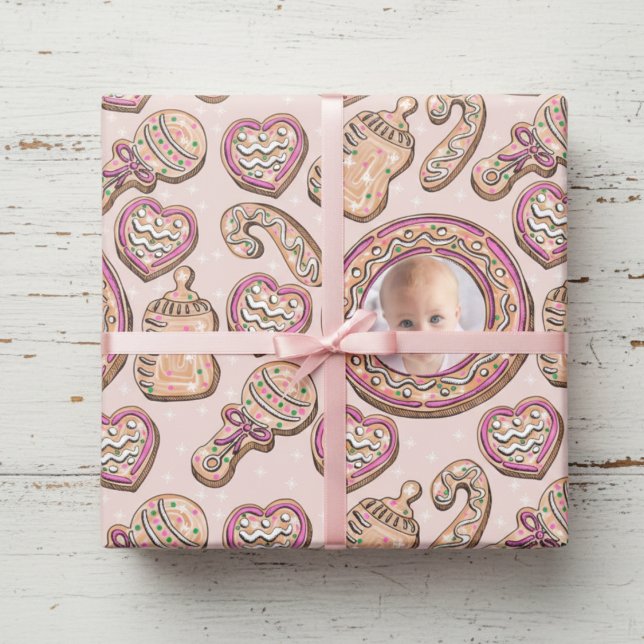 Pink Weihnachten Lebkuchen Foto Geschenkpapier (Cute Baby's First Christmas Wrapping Paper for Kids. Pink Winter Xmas Cookies Pattern for Baby Girl )