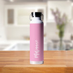 Pink-White-individuelle Name-Skript Trinkflasche<br><div class="desc">Rosa,  gürtiger Hintergrund. Personalisieren Sie Ihren Namen und fügen Sie ihn hinzu. Weiße handgeschriebene Schrift.</div>