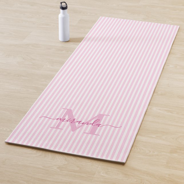 Pink & White Stripes Monogram Name Yogamatte (Beispiel)