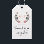 Pink White Vintag Blume Wreath Wedding Gift Tag Geschenkanhänger<br><div class="desc">Vintages und rustikales Geschenketikett für Ihre Gäste. Die Blätter sind mit schönen Blume geschmückt, wirl und rund. Das süße und elegante Geschenketikett für Ihr Gastgeschenk mit Braut- und Bräutigam-Monogramm. Passen Sie den Wortlaut für Frühjahrsheirat, Jubiläum, Verlobungsfeier, Brautparty, Babydusche oder Geburtstagsfeier an. Die Hintergrundfarbe kann auf die gewünschte Farbe angepasst werden....</div>