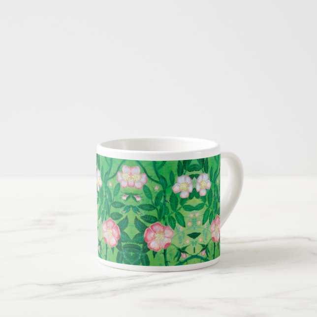 Pink Wilde Rose blüht in einem Geheimgarten Espressotasse (Vorderseite Rechts)