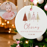 Pink Winter Onderland Girl 1. Geburtstag Keramik Ornament<br><div class="desc">Pink Winter Wonderland Girl 1. Geburtstag Einladungen Rosa Weihnachtsbäume Thema ist perfekt für minimale und moderne Geburtstagsparty! Wählen Sie unser pastellrot-blaues Regenbogen-Design für Ihre Kinder 1. Geburtstag Party.</div>