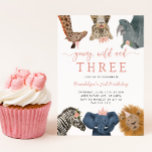 Pink Young Wild und Three Safari Geburtstagsparty Einladung<br><div class="desc">Niedliche und lustige Girl's Safari-Tiere Thema 3. Geburtstag Party Einladung mit Darstellung der Safari-Tiere von Giraffe,  Schneeleopard,  Nashorn,  Löwen,  Elefanten und Zebra mit rosa Blume,  Kronen und Party Hüte. Im Text steht "jung,  wild und drei".</div>