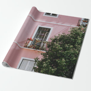 PINKES KOMMERZGEBÄUDE AUS BETON NAHE GRÜNEM BAUM GESCHENKPAPIER