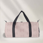 Pinkfarbene Mongrammmuster, Tanzdufftaschen Duffle Bag<br><div class="desc">Die Einführung der rosa Monogram Simple Modern Women's Duffel Bag, einer vielseitigen Begleiterin, die auf die aktive Frau zugeschnitten ist. Die rosafarbene Farbe, die mit einem geschmackvollen Monogramm-Design geschmückt ist, verbindet Einfachheit mit moderner Eleganz und macht das Hotel zu einer stilvollen Wahl für den Fitnessraum, den Tanz, die Reise oder...</div>