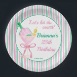 Pinkfarbene Pickleball-Geburtstagsparty Pappteller<br><div class="desc">Pickleball Rosa und Grün Geburtstagsparty personalisiert gedruckte Papier Teller Vorlage,  Pickleball Schläger Glas Erwachsene Party mit Monogramm Papier Teller,  moderne Bugband coquette pickleball Party personalisierte Tischdekoration gedruckte Papier Teller</div>