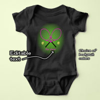 Pinkfarbene Tennis tragen den Namen oder den Text 