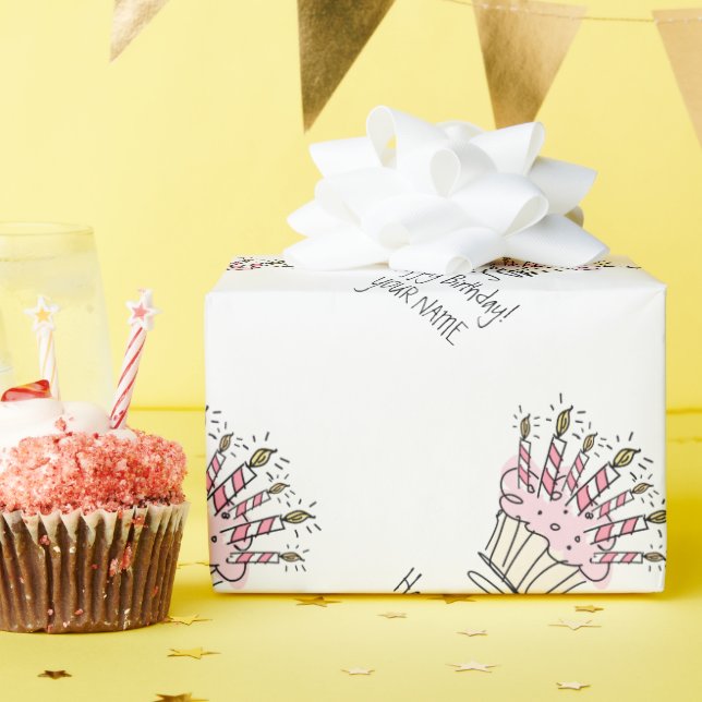Pinkfarbener Kuchen mit Birthday-Kerzen zeichnend Geschenkpapier (Geburtstagsparty)