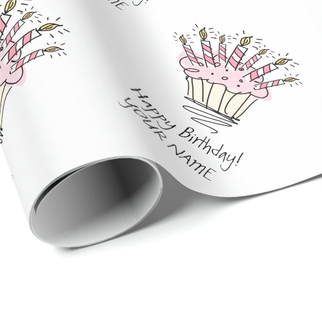 Pinkfarbener Kuchen mit Birthday-Kerzen zeichnend Geschenkpapier (Rolleneckpunkt)