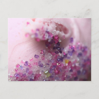 Pinkfarbener Kuchen mit rosa und lila Zucker Postkarte