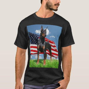 Pinscher de dobermann avec le T-shirt de drapeau