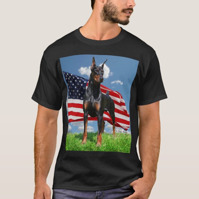 Pinscher de dobermann avec le T-shirt de drapeau (Devant)