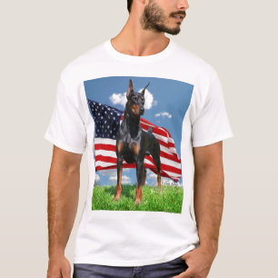 Pinscher de dobermann avec le T-shirt de drapeau