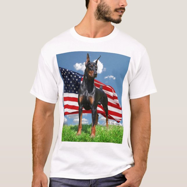 Pinscher de dobermann avec le T-shirt de drapeau (Devant)