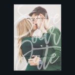 Pinsel für Skriptüberlagerung Save the Date Fotoka<br><div class="desc">Schön, auf dem Trend speichern Sie die Datumsangaben mit Ihrem Lieblings-Verlobung-Foto. Die schöne Typografie und der weiße Text machen dieses Design zu einem wahren Erlebnis. Mit Handschrift Inspiriert, speichern diese die Dattelkarten klassisch und elegant mit einer schicken und doch traditionellen Touch.</div>