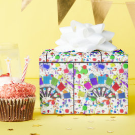 Pinsel mit Regenbogenfarbe auf Farbe Geschenkpapier
