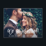 Pinsel Script Modern Wir Got Verheiratetes Foto Postkarte<br><div class="desc">Modernes Pinselskript Wir Got Verheiratete Elopement Ankündigung Paar Fotos Postkarte</div>
