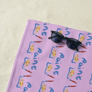 Pinsel und Farbpalette auf lila Strandtuch