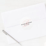 Pinselpinke Script Initial R Monogram Gastgeschenk Runder Aufkleber<br><div class="desc">Einfache, elegante, rosa und weiße Script Monogram Gastgeschenk Hochzeit Sticker oder Save the Date Umschlag Aufkleber. Von Elke Clarke©2009. Passen Sie Ihren Familiennamen an, die Namen der Braut und des Bräutigams sowie das Hochzeitstermin. Verwenden Sie zum Siegel Ihrer Hochzeitseinladung Umschläge oder fügen Sie zu Ihren Gastgeschenke Hochzeiten. Benutzen Sie das...</div>