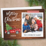 Pinselschrift für Holzkarosserien Sofortfahrzeug F Feiertagskarte<br><div class="desc">Modernes Pinselskript,  Vintager Wasserfarbenroter LKW mit Weihnachtsbaum,  Sofortkamera-Stil Foto Frohe Weihnachtskarte - Rustikales Holz und rot gestreiftes Kunsthandwerk Band</div>