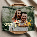 Pinselskript-Foto Hochzeitsskripte speichern Folie Einladungspostkarte<br><div class="desc">Save The Date.</div>